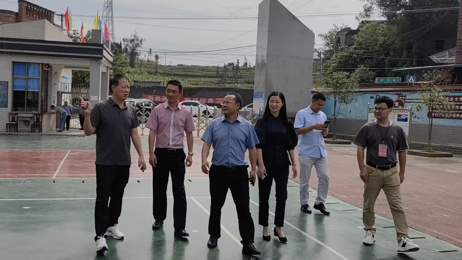 富顺县人大副主任文敏到童寺学区检查学校安全工作.jpg